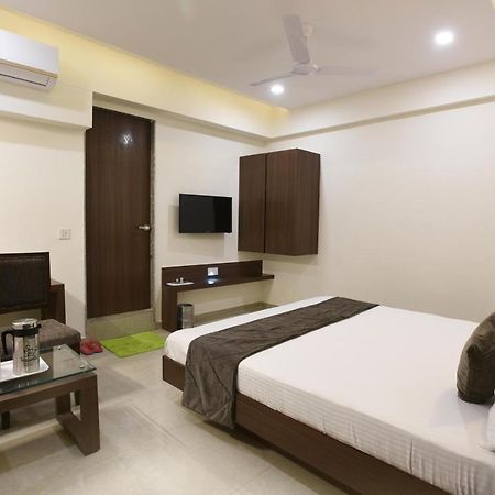 Hotel Luxura, Ahmedabad Exterior foto