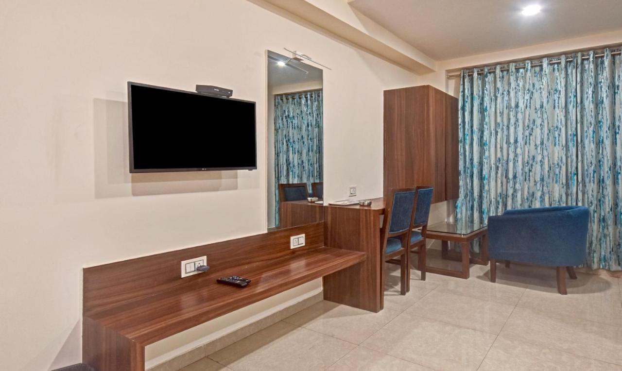 Hotel Luxura, Ahmedabad Exterior foto