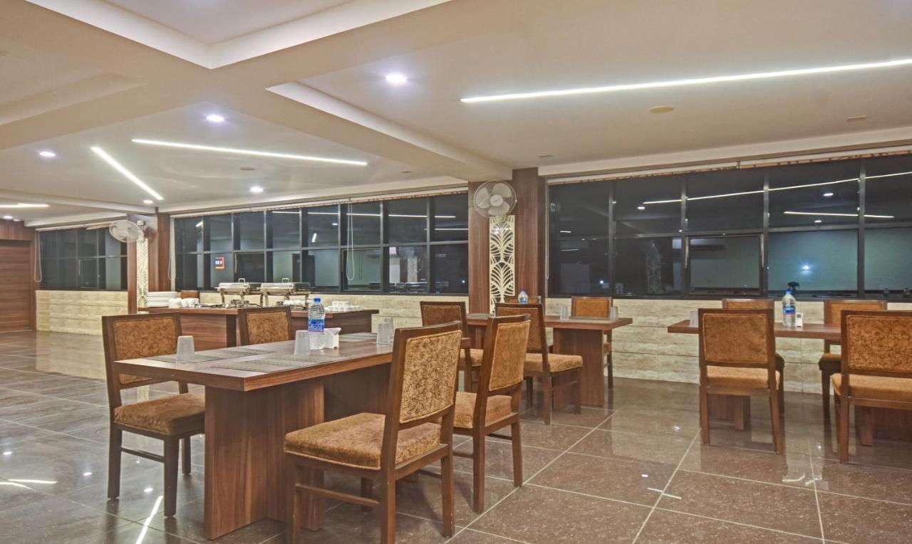 Hotel Luxura, Ahmedabad Exterior foto