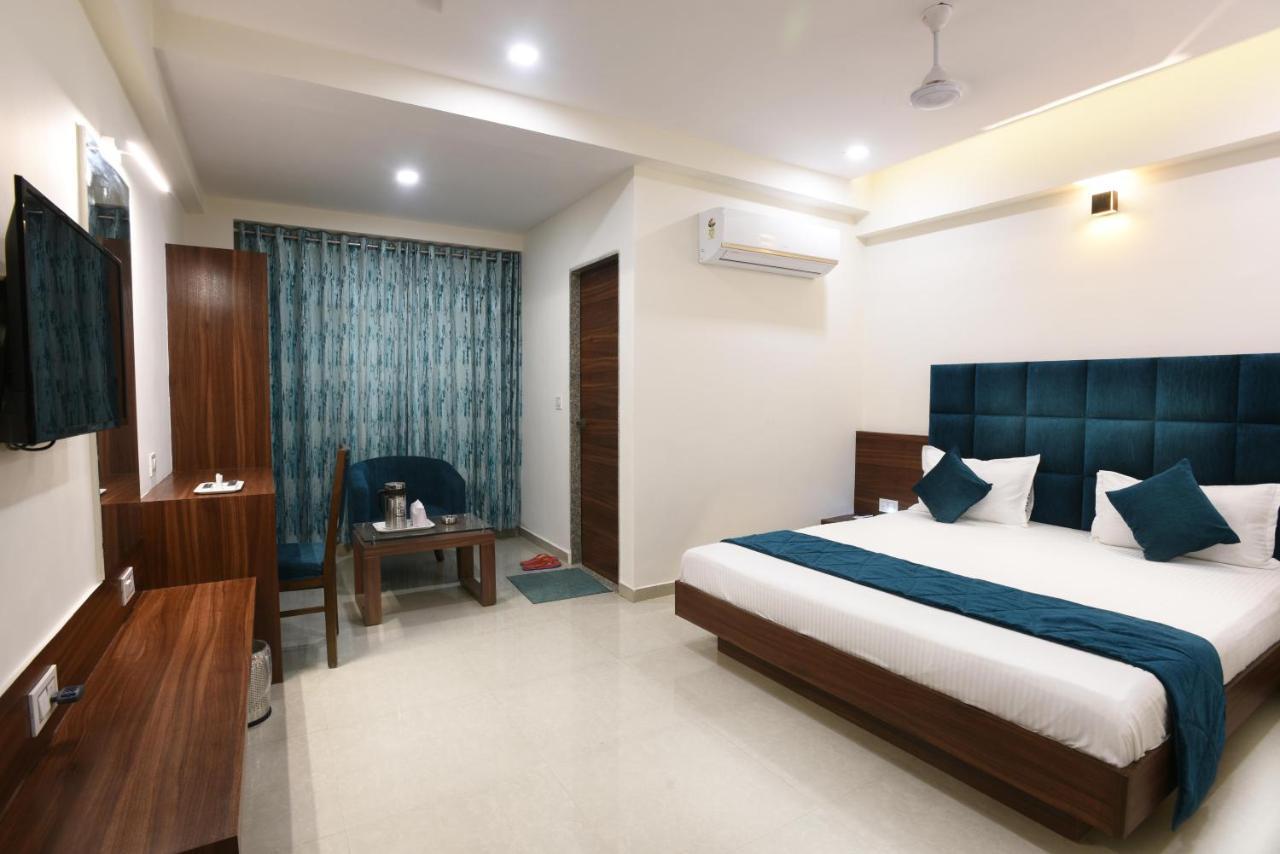 Hotel Luxura, Ahmedabad Exterior foto
