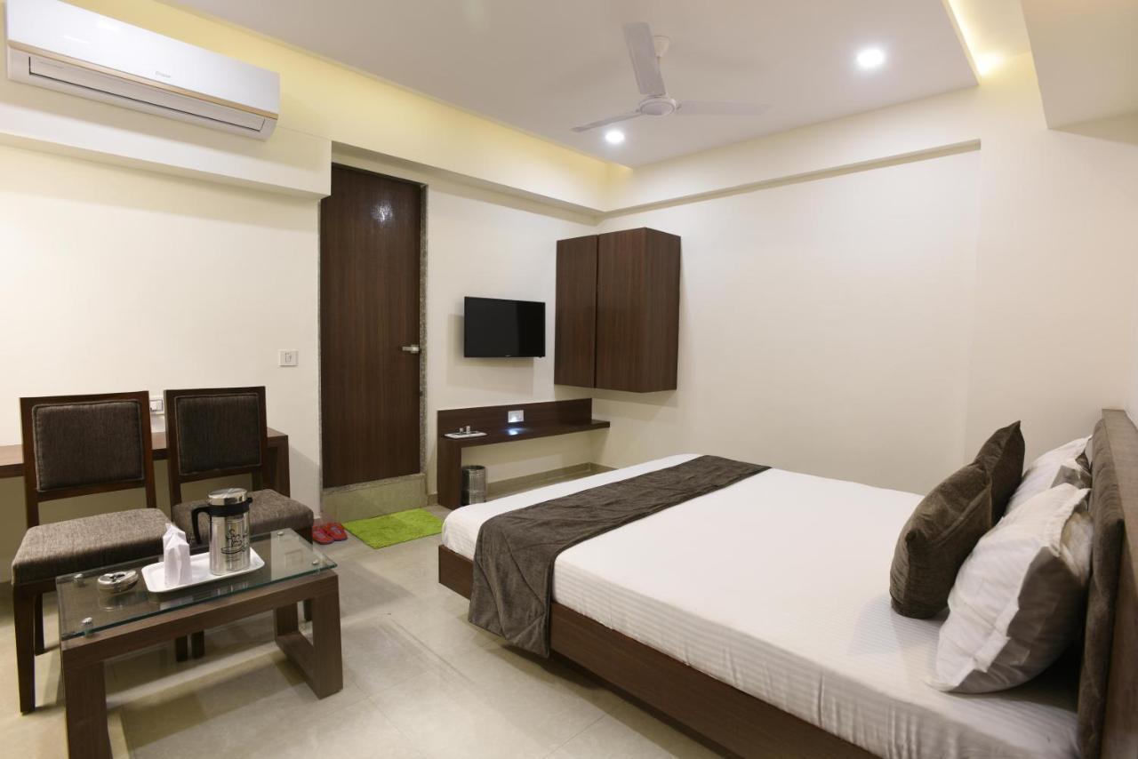 Hotel Luxura, Ahmedabad Exterior foto