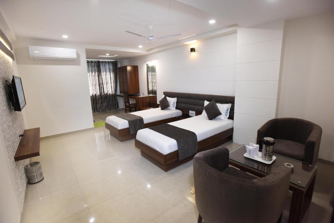 Hotel Luxura, Ahmedabad Exterior foto