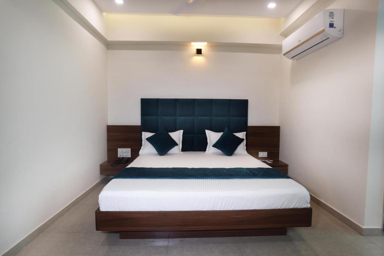 Hotel Luxura, Ahmedabad Exterior foto