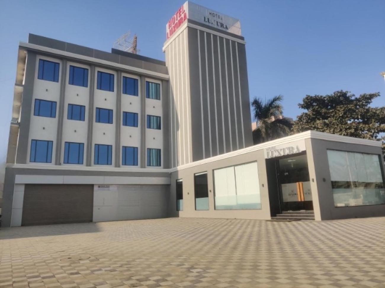Hotel Luxura, Ahmedabad Exterior foto